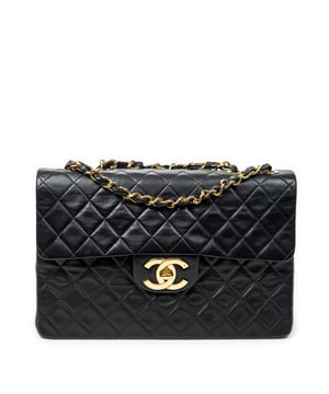 Chanel Bolsos Maxi Jumbo XL Flap  Bolso de hombro en Negro Piel de becerro y Oro hardware. El producto esta en Excelentes Condiciones (A).
  Dimensiones: 34x23x10 cm 
  Accesorios incluidos: Sticker; Card; Dustbag
  Notas de Exterior: Ligeros rasguños en el cuerpo exterior 
Notas de Hardware: Arañazos en la hebilla de metal
  BrandCo Paris encuentra artículos raros y en las mejores condiciones a precios increíbles. ¡Vale la pena tener paciencia! Compra con confianza: todos los artículos de BrandCo Paris son seleccionados y autenticados cuidadosamente por nuestro equipo de expertos.
  Todos los artículos vienen con un certificado de autenticidad y un embalaje entregado por BrandCo Paris.
  Tabla de clasificación de la condición del artículo
  N (como nuevo)
  AA (perfecto estado)
  A (excelente estado)
  AB (muy buen estado)
  B (bueno/regular)