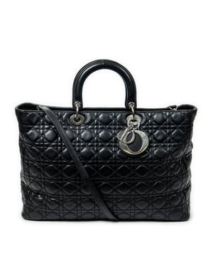 Dior Tassen Extra Large Lady Dior Zip  Schoudertas in de Zwart Kalfsleer in de Zilver  hardware. Het product is in In Uitstekende Staat (A).
  Afmetingen: 40x27.5x12 cm 
  Inclusief accessoires: Strap; Charms
  Opmerkingen over de band/het handvat: Lichte krassen
  BrandCo Paris vindt zeldzame artikelen in de beste staat voor ongelooflijke prijzen. Het is de moeite waard om geduldig te zijn! Koop met vertrouwen: alle artikelen van BrandCo Paris worden zorgvuldig geselecteerd en geverifieerd door ons team van experts.

  Alle artikelen worden geleverd met een certificaat van echtheid en verpakt door BrandCo Paris.

  Classificatietabel voor de conditie van het artikel:

  N (als nieuw)
  AA (perfecte staat)
  A (uitstekende staat)
  AB (zeer goede staat)
  B (goede/redelijke staat)