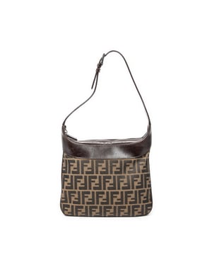 Fendi Tassen Vintage Square Zip Hobo  Schoudertas in de Bruin/Donkerbruin Doek in de Zilver  hardware. Het product is in In Zeer Goede Staat (AB).
  Afmetingen: 27x22x4 cm 
  Inclusief accessoires: None
  Opmerkingen over de buitenkant: Krassen op de buitenkant van de carrosserie, Licht geschaafde biezen
Opmerkingen over de band/het handvat: Licht versleten
  BrandCo Paris vindt zeldzame artikelen in de beste staat voor ongelooflijke prijzen. Het is de moeite waard om geduldig te zijn! Koop met vertrouwen: alle artikelen van BrandCo Paris worden zorgvuldig geselecteerd en geverifieerd door ons team van experts.

  Alle artikelen worden geleverd met een certificaat van echtheid en verpakt door BrandCo Paris.

  Classificatietabel voor de conditie van het artikel:

  N (als nieuw)
  AA (perfecte staat)
  A (uitstekende staat)
  AB (zeer goede staat)
  B (goede/redelijke staat)