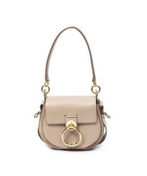 Chloé Bolsos Small Tess  Bolso de hombro en Taupe Piel de becerro y Oro hardware. El producto esta en Excelentes Condiciones (A).
  Dimensiones: 20x17x7 cm 
  Accesorios incluidos: Strap; Card
  Notas de Exterior: Ligeros rasguños en el cuerpo exterior
  BrandCo Paris encuentra artículos raros y en las mejores condiciones a precios increíbles. ¡Vale la pena tener paciencia! Compra con confianza: todos los artículos de BrandCo Paris son seleccionados y autenticados cuidadosamente por nuestro equipo de expertos.
  Todos los artículos vienen con un certificado de autenticidad y un embalaje entregado por BrandCo Paris.
  Tabla de clasificación de la condición del artículo
  N (como nuevo)
  AA (perfecto estado)
  A (excelente estado)
  AB (muy buen estado)
  B (bueno/regular)