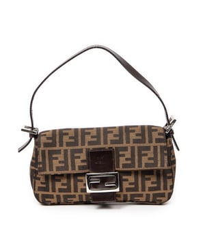 Fendi Bolsos Baguette  Bolso de hombro en Beige/Marrón oscuro Lienzo y Plata hardware. El producto esta en Excelentes Condiciones (A).
  Dimensiones: 26x14x3.5 cm 
  Accesorios incluidos: None
  Notas de Exterior: Ligeros rasguños en el cuerpo exterior 
Notas de la correa/asa: Ligeramente usado
  BrandCo Paris encuentra artículos raros y en las mejores condiciones a precios increíbles. ¡Vale la pena tener paciencia! Compra con confianza: todos los artículos de BrandCo Paris son seleccionados y autenticados cuidadosamente por nuestro equipo de expertos.
  Todos los artículos vienen con un certificado de autenticidad y un embalaje entregado por BrandCo Paris.
  Tabla de clasificación de la condición del artículo
  N (como nuevo)
  AA (perfecto estado)
  A (excelente estado)
  AB (muy buen estado)
  B (bueno/regular)