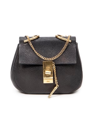 Chloé Bolsos Mini Drew  Bolso de hombro en Negro Piel de becerro y Oro hardware. El producto esta en Excelentes Condiciones (A).
  Dimensiones: 19x17x6.5 cm 
  Accesorios incluidos: None
  Notas de Interior: Forro ligeramente desgastado
Notas de Hardware: Rasguños leves, ligeramente descolorido
  BrandCo Paris encuentra artículos raros y en las mejores condiciones a precios increíbles. ¡Vale la pena tener paciencia! Compra con confianza: todos los artículos de BrandCo Paris son seleccionados y autenticados cuidadosamente por nuestro equipo de expertos.
  Todos los artículos vienen con un certificado de autenticidad y un embalaje entregado por BrandCo Paris.
  Tabla de clasificación de la condición del artículo
  N (como nuevo)
  AA (perfecto estado)
  A (excelente estado)
  AB (muy buen estado)
  B (bueno/regular)