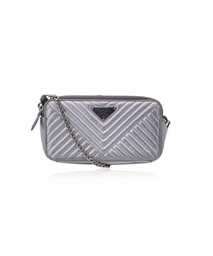 Empfohlener Verkaufspreis
Diese wunderschöne Tasche wird mit einem Qualitätszertifikat von Entrupy geliefert. Das Zertifikat wird kostenlos zur Verfügung gestellt. Die Prada Black Diagramme Leather Double Zip Shoulder Bag ist der Inbegriff raffinierter Eleganz und moderner Raffinesse. Diese Tasche aus glattem, silbernem Metallleder mit Steppung erstrahlt in zeitlosem Luxus. Das ikonische emaillierte Prada-Dreieckslogo auf der Vorderseite verleiht einen kräftigen, charakteristischen Touch, während die silberfarbenen Beschläge das elegante, futuristische Design der Tasche ergänzen. Die Tasche verfügt über zwei Reißverschlussfächer, die jeweils mit einer Kombination aus Textil und Leder gefüttert sind und reichlich Platz für Ihre wichtigsten Dinge bieten. Im Inneren befinden sich in jedem Fach drei Kartenfächer, sodass Sie stilvoll Ordnung halten können. Das zentrale Einsteckfach bietet zusätzlichen Stauraum für Dinge, die Sie getrennt aufbewahren möchten. Mit einem abnehmbaren Kettenschulterriemen kann dieses vielseitige Stück über der Schulter oder als schicke Clutch getragen werden. Mit der Innengravur „Prada – Made in Italy“ ist diese Tasche ein Beweis für die Handwerkskunst und zeitlose Anziehungskraft der Marke. Perfekt für jeden Anlass, ist die Prada Diagramme Woc Geldbörse an der Kette ebenso praktisch wie schön – ein sofortiger Klassiker. Zustandsbewertung: B – SEHR GUTER ZUSTAND Zustandsdetails: Einige Gebrauchsspuren am Leder (insbesondere an den Rändern der Tasche). Ein rosa Fleck auf dem Leder innen. Bitte sehen Sie sich die Fotos sorgfältig an und fragen Sie nach, wenn Sie weitere Details benötigen oder Fragen haben. Maße (cm): Tiefe: 2,5 Höhe: 10,2 Länge: 19,1 Weitere Details: Staubbeutel? Nein Schlüssel? Nein Box? Nein Maße: Breite: 25 mm Länge: 191 mm Höhe: 102 mm Riemenlänge: 0 mm Griffabfall: 0 mm