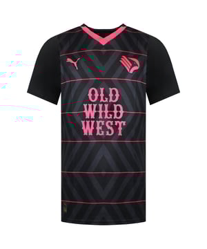 Show your passion for the Rosanero in sleek style with the Puma Palermo FC Away Men’s Football Shirt. Designed for performance and pride, this official away jersey features a bold black colourway with refined club detailing — perfect for fans and players who live the game.
Key Features:
Lightweight Performance Fabric:

Crafted from breathable polyester for comfort on and off the pitch, with a smooth feel ideal for match days or casual wear.

dryCELL Moisture-Wicking Technology:

Draws sweat away from the body to keep you cool and dry during training, games, or support in the stands.

Athletic Fit:

Tailored for movement and comfort, offering a streamlined silhouette without restricting flexibility.

Official Palermo FC Club Crest:

Embroidered or heat-pressed on the chest, proudly showcasing the identity of the iconic Sicilian team.

Puma Cat Logo Branding:

Positioned on the opposite chest and sleeves, bringing a professional finish to the match-ready look.

Whether you're training, spectating, or styling it off the pitch, the Puma Palermo FC Away Shirt offers elite comfort and unmistakable club pride in a bold black look.