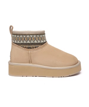 Botas de Plataforma Trenzadas EVERAU – Calidez Clásica con un Toque Moderno  
Añade un toque de tendencia a un básico invernal atemporal con las Botas de Plataforma Trenzadas EVERAU. Estas elegantes botas están confeccionadas en suave ante de vacuno y tejido de punto texturizado, creando un aspecto trenzado distintivo que mezcla sofisticación y estilo urbano. Completamente forradas con lujosa lana de oveja, brindan una calidez inigualable durante las temporadas más frías, manteniéndose transpirables y cómodas.  
Un recubrimiento resistente al agua garantiza durabilidad para el uso al aire libre, mientras que la suela gruesa de EVA y goma ofrece tracción antideslizante y amortiguación ligera. Con una plataforma favorecedora de 4 cm y una silueta acogedora, estas botas son perfectas para todo, desde salidas informales por café hasta días relajados fuera de casa.  
Ya sea que estés vistiéndote para una ocasión de fin de semana o manteniendo las cosas discretas y elegantes, estas botas ofrecen calidez, moda y funcionalidad en un único paquete elevado.  
Características Clave:  

- Protección Resistente al Agua: Mantiene la suciedad y la humedad afuera, ideal para un uso ligero al aire libre.  
- Forro de Lana de Oveja Lujosa: Naturalmente aislante y transpirable para un confort superior.  
- Diseño Trenzado Texturizado: El detallado tejido único añade un toque de moda.  
- Suela de Plataforma Duradera: La combinación de EVA y goma asegura un agarre ligero y flexibilidad.  
- Suela Esculpida Antideslizante: Ofrece tracción mejorada y soporte en el suelo.  
- Silueta Versátil: Suficientemente estilosa para salidas, práctica para el uso diario.  
- Plataforma de 4cm: Añade altura sutil mientras mantiene tu paso acolchado y estable.  
- Opción de Regalo Ideal: Una gran elección para amigos y familiares amantes de la moda.  

Materiales:  

- Parte Superior: Ante de Vacuno + Tejido de Punto  
- Forro: Lana de Oveja  
- Plantilla: Lana de Oveja  
- Suela: Goma EVA  
- Altura de la Plataforma: Aprox. 4 cm  