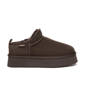 Ultra Mini Plattformstiefel – Stilvoll und Warm bleiben  
Bleiben Sie stilvoll und warm mit den Ultra Mini Plattformstiefeln – einer perfekten Mischung aus Mode und Funktionalität. Diese Stiefel, gefertigt aus weicher Schafswolle und mit einer modernen Plattformsohle, verleihen jedem Outfit sofortige Höhe und halten Ihre Füße gleichzeitig gemütlich und komfortabel.  
Das hochwertige Rindsveloursleder-Obermaterial ist mit einer wasserabweisenden Beschichtung behandelt, die hilft, Schmutz und Feuchtigkeit abzuwehren und die Pflege erleichtert. Innen sorgt das atmungsaktive Schafwollfutter für eine natürliche Temperaturregulierung und transportiert Feuchtigkeit, damit Ihre Füße den ganzen Tag trocken und wohlbehütet bleiben.  
Mit einer robusten, aber leichten EVA-Rgummisohle, die für Grip und Langlebigkeit konzipiert ist, sind diese Stiefel ideal für Stadtstraßen oder Wochenendausflüge. Ihr neutraler Kastanienfarbton und die schlanke Silhouette machen sie mühelos vielseitig – kombinieren Sie sie mit Jeans, Leggings oder Loungewear für einen bevorzugten Winterlook.  
Hauptmerkmale:  

- Wasserabweisendes Obermaterial: Hilft, Schmutz und Feuchtigkeit abzuwehren und erleichtert die Pflege.  
- Atmungsaktives Lederinnere: Weich und sanft für ganztägigen Komfort.  
- Luxuriöse Schafswolle: Bietet plüschige Wärme und feuchtigkeitsableitende Eigenschaften.  
- Unterstützende Sohle: Die EVA-Gummisohle bietet Grip, Flexibilität und Langlebigkeit.  
- Rutschfeste Traktion: Stark geformte Sohle für verbesserte Stabilität auf rutschigen Oberflächen.  
- Trendiges Plattformdesign (ca. 5 cm): Verleiht Höhe und lässt sich leicht mit lässigen oder eleganten Outfits kombinieren.  

Materialien:  

- Obermaterial: Rindsveloursleder  
- Futter: Schafswolle  
- Einlegesohle: Schafswolle  
- Sohle: EVA-Gummi  
- Plattformhöhe: ca. 5 cm