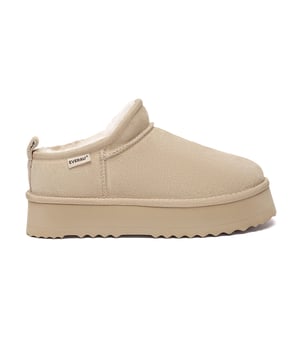 Ultra Mini Platform Boots – Stilvoll und Warmbleiben  
Bleiben Sie stilvoll und warm mit den Ultra Mini Platform Boots – einer perfekten Kombination aus Mode und Funktionalität. Hergestellt aus weichstem Schaffell und einer modernen Plateausohle, verleihen diese Boots jedem Outfit sofortige Höhe und halten Ihre Füße bequem und warm.  
Das hochwertige Rindsveloursleder-Obermaterial ist mit einer wasserabweisenden Beschichtung versehen, um Schmutz und Feuchtigkeit abzuwehren und die Pflege zu erleichtern. Im Inneren sorgt das atmungsaktive Schaffellfutter für eine natürliche Temperaturregulierung und nimmt Feuchtigkeit auf, damit Ihre Füße den ganzen Tag trocken und gemütlich bleiben.  
Mit einer robusten, aber leichten EVA-Gummisohle, die für Grip und Langlebigkeit konzipiert ist, sind diese Boots ideal für die Straßen der Stadt oder gemütliche Wochenendspaziergänge. Ihr neutraler Kastanienfarbton und die schlanke Silhouette machen sie mühelos vielseitig – kombinieren Sie sie mit Jeans, Leggings oder Loungewear für einen trendigen Winterlook.  
Hauptmerkmale:

- Wasserabweisendes Obermaterial: Hilft, Schmutz und Feuchtigkeit abzuwehren und erleichtert die Pflege.  
- Atmungsaktives Lederfutter: Weich und sanft für ganztäglichen Komfort.  
- Luxuriöses Schaffell: Bietet plushige Wärme und feuchtigkeitsableitende Eigenschaften.  
- Unterstützende Sohle: EVA-Gummisohle sorgt für Grip, Flexibilität und Langlebigkeit.  
- Rutschfeste Traktion: Stark profilierte Sohle für mehr Stabilität auf glatten Oberflächen.  
- Trendiges Plateaudesign (ca. 5 cm): Verleiht Höhe und lässt sich leicht mit lässigen oder eleganten Outfits kombinieren.  

Materialien:

- Obermaterial: Rindsvelours  
- Futter: Schaffell  
- Innensohle: Schaffell  
- Sohle: EVA-Gummi  
- Plateauhöhe: Ca. 5 cm