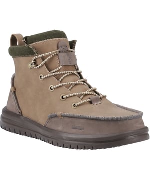 Der Bradley Tumbled Classic ist ein weit entferntes Echo der steifen, schweren, klobigen Stiefel von früher. Das waren die Stiefel deines Großvaters. Diese sind robust und gleichzeitig zart, mit einem geschmeidigen, leichten und flexiblen Tragegefühl.