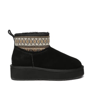 Botas de Plataforma Tejidas EVERAU – Calidez Clásica con un Toque Moderno  
Añade un toque de tendencia a un básico atemporal de invierno con las Botas de Plataforma Tejidas EVERAU. Estas elegantes botas están confeccionadas con ante de vaca premium y un tejido de punto texturizado, creando un look tejido distintivo que combina sofisticación y estilo urbano. Completamente forradas con lujosa lana de oveja, proporcionan una calidez inigualable durante las estaciones más frías, a la vez que son transpirables y cómodas.  
Un recubrimiento resistente al agua garantiza durabilidad para uso exterior, mientras que la suela gruesa de EVA y goma ofrece tracción antideslizante y amortiguación ligera. Con una plataforma favorecedora de 4 cm y una silueta acogedora, estas botas son perfectas para todo, desde paseos informales por el café hasta días relajados fuera de casa.  
Ya sea que estés vistiéndote para un fin de semana o manteniendo un estilo bajo clave, estas botas ofrecen calidez, moda y funcionalidad en un solo paquete elevado.  
Características Clave:  

- Protección Resistente al Agua: Mantiene la suciedad y la humedad fuera, ideal para uso exterior ligero.  
- Forro de Lana de Oveja Lujosa: Naturalmente aislante y transpirable para un confort superior.  
- Diseño Tejido Texturizado: Detalles únicos de punto que añaden un giro a la moda.  
- Suela de Plataforma Duradera: La combinación de EVA y goma asegura agarre ligero y flexibilidad.  
- Suela Esculpida Antideslizante: Ofrece mejor tracción y soporte en el suelo.  
- Silueta Versátil: Lo suficientemente estilosa para salidas, práctica para el uso diario.  
- Plataforma de 4 cm: Aporta una altura sutil manteniendo tu paso acolchado y estable.  
- Opción de Regalo Ideal: Una excelente elección para amigos y familiares con estilo.  

Materiales:  

- Parte Superior: Ante de Vaca + Tejido de Punto  
- Forro: Lana de Oveja  
- Plantilla: Lana de Oveja  
- Suela: Goma EVA  
- Altura de la Plataforma: Aproximadamente 4 cm