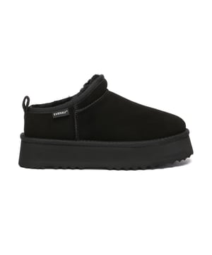 Ultra Mini Plattform-Stiefel – Stilvoll und Warm bleiben  
Bleiben Sie stilvoll und warm mit den Ultra Mini Plattform-Stiefeln – einer perfekten Kombination aus Mode und Funktionalität. Hergestellt aus weichem Schafswollfell und einer modernen Plattformsohle, verleihen diese Stiefel jedem Outfit sofortige Höhe und halten Ihre Füße gleichzeitig angenehm warm und bequem.  
Das Obermaterial aus hochwertigem Rindsveloursleder ist mit einer wasserabweisenden Beschichtung versehen, die Schmutz und Feuchtigkeit abweist und die Pflege erleichtert. Im Inneren sorgt das atmungsaktive Schafswollfutter für eine natürliche Temperaturregulierung und transportiert Feuchtigkeit ab, sodass Ihre Füße den ganzen Tag trocken und gemütlich bleiben.  
Mit einer stabilen, aber leichten EVA-Gummisohle, die für Grip und Langlebigkeit entwickelt wurde, sind diese Stiefel ideal für Stadtstraßen oder entspannte Wochenendspaziergänge. Ihr neutraler Kastanienfarbton und die schlanke Silhouette machen sie mühelos vielseitig – kombinieren Sie sie mit Jeans, Leggings oder Freizeitkleidung für einen perfekten Winterlook.  
Hauptmerkmale:

- Wasserabweisendes Obermaterial: Hilft, Schmutz und Feuchtigkeit abzuweisen und erleichtert die Pflege.  
- Atmungsaktives Lederfutter: Weich und sanft für ganztäglichen Komfort.  
- Luxuriöses Schafswollfell: Bietet kuschelige Wärme und feuchtigkeitsableitende Eigenschaften.  
- Unterstützende Sohle: EVA-Gummisohle sorgt für Grip, Flexibilität und Langlebigkeit.  
- Rutschfester Halt: Stark ausgeformte Sohle für erhöhte Stabilität auf rutschigen Oberflächen.  
- Trendy Plattformdesign (ca. 5 cm): Verleiht Höhe und lässt sich leicht mit lässigen oder eleganten Outfits kombinieren.  

Materialien:

- Obermaterial: Rindsveloursleder  
- Futter: Schafswollfell  
- Innensohle: Schafswollfell  
- Sohle: EVA-Gummi  
- Plattformhöhe: Ungefähr 5 cm