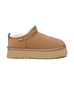 Ultra Mini Plattformstiefel – Stilvoll und Warm Bleiben  
Bleiben Sie stilvoll und warm mit den Ultra Mini Plattformstiefeln – eine perfekte Kombination aus Mode und Funktionalität. Hergestellt aus kuscheligem Schafsfell und einer modernen Plattformsohle, verleihen diese Stiefel jedem Outfit sofortige Eleganz und halten Ihre Füße warm und bequem.  
Das Obermaterial aus hochwertigem Rindsveloursleder ist mit einer wasserabweisenden Beschichtung versehen, um Schmutz und Feuchtigkeit abzuweisen und die Pflege zu erleichtern. Innen sorgt das atmungsaktive Schafslederfutter für eine natürliche Temperaturregulierung und leitet Feuchtigkeit ab, sodass Ihre Füße den ganzen Tag trocken und gemütlich bleiben.  
Die robuste und gleichzeitig leichte EVA-Gummisohle ist für Grip und Haltbarkeit ausgelegt, was diese Stiefel ideal für Stadtstraßen oder Wochenendausflüge macht. Ihre neutrale Kastanienfarbe und die schlanke Silhouette machen sie mühelos vielseitig – kombinieren Sie sie mit Jeans, Leggings oder Freizeitkleidung für einen perfekten Winterlook.  
Hauptmerkmale:  

- Wasserabweisendes Obermaterial: Hilft, Schmutz und Feuchtigkeit abzuweisen und erleichtert die Pflege.  
- Atmungsaktives Lederfutter: Weich und sanft für ganztägigen Komfort.  
- Luxuriöses Schafsfell: Bietet kuschelige Wärme und feuchtigkeitsableitende Eigenschaften.  
- Unterstützende Sohle: EVA-Gummisohle sorgt für Grip, Flexibilität und Langlebigkeit.  
- Rutschfeste Traktion: Stark geformte Sohle für verbesserte Stabilität auf glatten Oberflächen.  
- Trendiges Plattformdesign (ca. 5 cm): Verleiht Höhe und lässt sich gut mit lässigen oder eleganten Outfits kombinieren.  

Materialien:  

- Obermaterial: Rindsveloursleder  
- Futter: Schafsfell  
- Innensohle: Schafsfell  
- Sohle: EVA-Gummi  
- Plattenhöhe: Ungefähr 5 cm  