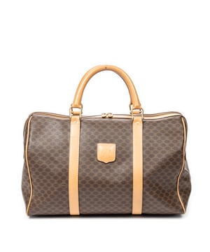 Celine Bolsos Vintage Medium Travel Boston  Bolsa de viaje en Marrón/Beige Lona recubierta y Oro hardware. El producto esta en Muy Buenas Condiciones (AB).
  Dimensiones: 40x25x20 cm 
  Accesorios incluidos: Cadenas; Key(s)
  Notas de Exterior: Ligeras marcas de suciedad, Llantas ligeramente desgastadas
Notas de la correa/asa: Ligeras arrugas
  BrandCo Paris encuentra artículos raros y en las mejores condiciones a precios increíbles. ¡Vale la pena tener paciencia! Compra con confianza: todos los artículos de BrandCo Paris son seleccionados y autenticados cuidadosamente por nuestro equipo de expertos.
  Todos los artículos vienen con un certificado de autenticidad y un embalaje entregado por BrandCo Paris.
  Tabla de clasificación de la condición del artículo
  N (como nuevo)
  AA (perfecto estado)
  A (excelente estado)
  AB (muy buen estado)
  B (bueno/regular)