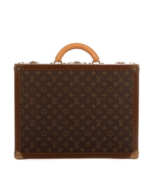 Louis Vuitton Bolsos Trunk  Bolsa de viaje en Marrón Lona recubierta y Latón dorado hardware. El producto esta en Excelentes Condiciones (A).
  Dimensiones: 45x34x15 cm 
  Accesorios incluidos: Keys
  
  BrandCo Paris encuentra artículos raros y en las mejores condiciones a precios increíbles. ¡Vale la pena tener paciencia! Compra con confianza: todos los artículos de BrandCo Paris son seleccionados y autenticados cuidadosamente por nuestro equipo de expertos.
  Todos los artículos vienen con un certificado de autenticidad y un embalaje entregado por BrandCo Paris.
  Tabla de clasificación de la condición del artículo
  N (como nuevo)
  AA (perfecto estado)
  A (excelente estado)
  AB (muy buen estado)
  B (bueno/regular)