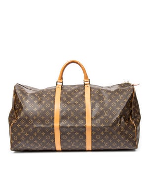 Louis Vuitton Bolsos Keepall 60 Bolsa de viaje en Marrón Lona recubierta y Latón dorado hardware. El producto esta en Muy Buenas Condiciones (AB).
  Dimensiones: 60x26x31 cm 
  Accesorios incluidos: None
  Notas de Hardware: Ligeramente deslustrado
Notas de la correa/asa: Mangos ligeramente oscuros
  BrandCo Paris encuentra artículos raros y en las mejores condiciones a precios increíbles. ¡Vale la pena tener paciencia! Compra con confianza: todos los artículos de BrandCo Paris son seleccionados y autenticados cuidadosamente por nuestro equipo de expertos.
  Todos los artículos vienen con un certificado de autenticidad y un embalaje entregado por BrandCo Paris.
  Tabla de clasificación de la condición del artículo
  N (como nuevo)
  AA (perfecto estado)
  A (excelente estado)
  AB (muy buen estado)
  B (bueno/regular)