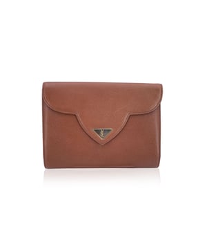 Empfohlener Verkaufspreis
Diese Vintage-Clutch von Yves Saint Laurent verkörpert zeitlose Eleganz und raffinierten Luxus. Gefertigt aus braunem Leder, strahlt die Tasche klassische Raffinesse aus, die nie aus der Mode kommt. Das elegante Klappendesign mit Magnetknopfverschluss unterstreicht die schnittige Silhouette, während das goldfarbene YSL-Logo auf der Vorderseite als dezentes und zugleich ikonisches Zeichen für das Haute Couture-Erbe der Marke dient. Funktionalität trifft Stil: Die praktische offene Tasche auf der Rückseite eignet sich perfekt für schnell erreichbare Gegenstände. Das braune Stofffutter ist elegant und funktional zugleich und verfügt über eine seitliche Reißverschlusstasche zur übersichtlichen Aufbewahrung Ihrer wichtigsten Utensilien. Das „YVES SAINT LAURENT“-Etikett im Inneren ist ein Qualitätsmerkmal und unterstreicht die tadellose Handwerkskunst dieses exquisiten Stücks. Diese Vintage-Clutch ist ideal für einen Abend oder als Statement-Accessoire für jeden Anlass und verbindet klassischen Stil mit einem Hauch von modernem Luxus. Mit ihrem dezenten Charme und dem unverkennbaren YSL-Einfluss wertet sie jedes Outfit mühelos auf. Zustandsbewertung: B - SEHR GUTER ZUSTAND. Zustandsdetails: Wenig verwendet. Einige leichte Kratzer auf dem Leder aufgrund normaler Verwendung. Bitte sehen Sie sich die Fotos sorgfältig an und fragen Sie nach, wenn Sie weitere Details benötigen oder Zweifel haben. Maße (cm): Tiefe: 2,5 Höhe: 17,8 Länge: 22,9 Weitere Details: Staubbeutel? Ja Schlüssel? Nein Box? Nein Maße: Breite: 25 mm Länge: 229 mm Höhe: 178 mm Riemenlänge: 0 mm Griffabfall: 0 mm