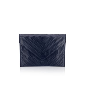 Empfohlener Verkaufspreis
Zeitlos und unverkennbar elegant: Diese Clutch von YVES SAINT LAURENT ist ein wahres Vintage-Juwel. Gefertigt aus luxuriösem, schwarzem V-gestepptem Leder, fühlt sie sich so klassisch an, wie sie aussieht. Die strukturierte Silhouette besticht durch einen raffinierten Klappenverschluss mit verstecktem Magnetverschluss – schlicht, sicher und mühelos schick. Öffnen Sie die Klappe und entdecken Sie ein durchdachtes Innenleben, unterteilt in drei Hauptfächer – perfekt, um Ihre wichtigsten Utensilien für einen Abendausflug oder einen Wochenendausflug geordnet aufzubewahren. Das Innenfutter ist mit dem charakteristischen YSL-Stoff gefüttert – eine dezente Anspielung auf die Tradition der Marke – und mit dem eingeprägten YVES SAINT LAURENT-Schriftzug verziert – ein dezentes, aber selbstbewusstes Zeichen der Identität. Schlicht, vielseitig und geschichtsträchtig erzählt diese Clutch die Geschichte von Pariser Vintage-Glamour und tadelloser Handwerkskunst. Ob Sie ikonische Mode sammeln oder ein einzigartiges Stück suchen, um Ihre Garderobe aufzuwerten, diese YSL-Schönheit ist mehr als nur ein Accessoire – sie ist ein Gesprächsthema, bereit, ein neues Kapitel aufzuschlagen. Zustandsbewertung: A - AUSGEZEICHNET. Zustandsdetails: Wenig verwendet. Einige normale Gebrauchsspuren an den unteren Ecken. Bitte sehen Sie sich die Fotos sorgfältig an und fragen Sie nach, wenn Sie weitere Details benötigen oder Zweifel haben. Maße (cm): Tiefe: 2,5 Höhe: 17,8 Länge: 24,1 Weitere Details: Staubbeutel? Nein Schlüssel? Nein Box? Nein Maße: Breite: 25 mm Länge: 241 mm Höhe: 178 mm Riemenlänge: 0 mm Griffabfall: 0 mm