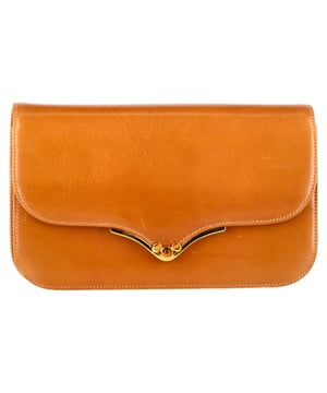 Empfohlener Verkaufspreis
Die Gucci Flap Clutch aus braunem Leder vereint klassische Eleganz mit moderner Raffinesse. Sie besticht durch die Verarbeitung von glattem Leder und das ikonische GG-Logo. Ihre strukturierte Silhouette und der satte Farbton machen sie zu einem zeitlosen Accessoire für Tag und Abend. **Styling-Tipp:** Kombinieren Sie sie mit einem camelfarbenen Mantel und einer maßgeschneiderten Hose für ein elegantes, neutrales Ensemble, das das warme, luxuriöse Finish unterstreicht.

Gucci Flap Clutch aus braunem Leder

Zustand: Ausgezeichnet
Gebrauchsspuren: Kein Etikett, Keine sichtbaren Gebrauchsspuren. Unbenutzt oder einmal getragen, aber so gut wie neu.
Verpackung: Staubbeutel
Farbe: Braun | Ocker
Material: Leder | Leder
Größe: Einheitsgröße | Einheitsgröße
Maße: Breite: 50; Höhe: 120; Länge: 200
Artikelnummer: NAPPUGBBA525367W