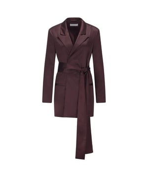 Außenmaterial (%): 93% Viskose, 7% Wolle. Futtermaterial (%): 57% Viskose, 39% Polyamid, 4% Elastan. Gewebe: Satin. Design: Unifarben. Revers. Langärmlig. Wickel. Taschenart: Zwei Seitentaschen. Selbst Gewebeband, Bindegürtel. 36 DE: 84 cm. 38 DE: 88,9 cm.