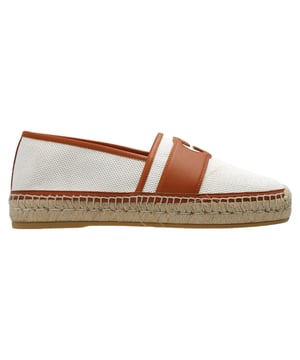 Material: 100 % Canvas

Innenmaterial: Canvas
Innensohle: Stoff
Sohle: Gummi
Runde Zehenpartie
Lederdetails
Slip-on-Design
Logo-Detail oben
Hergestellt in Italien
Geschlecht: HERREN
Produktcode: 777365FACV6_9441
Code: SHO GU 1 ES FW24 11805
Maße: Riemenlänge: 0 mm, Griffhöhe: 0 mm