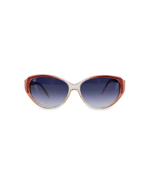 Empfohlener Verkaufspreis
Diese Vintage-Sonnenbrille von Yves Saint Laurent, Modell ISMENE (58/14 – 552), ist ein mutiger Ausdruck der Avantgarde-Mode der 1980er Jahre und ein seltener und strahlender Fund aus dem goldenen Zeitalter der französischen Couture-Brillen. Dieses markante, in Frankreich gefertigte Stück besticht durch einen transparenten Rahmen mit leuchtend roten Akzenten an Ecken und Bügeln, wodurch eine gewagte und doch raffinierte Silhouette entsteht, die die furchtlose Designsprache dieser Ära verkörpert. Ausgestattet mit blauen Verlaufsgläsern bietet diese Sonnenbrille sowohl 100 % UV-Schutz als auch einen auffälligen Farbkontrast, der ihren retro-futuristischen Charme verstärkt. Die ikonischen YSL-Logos auf den Bügeln markieren das Designererbe, während die kräftige Farbpalette und die scharfen Linien das Modell ISMENE zu einem echten Statement machen – perfekt für Sammler oder alle, die ein Stück von Yves Saint Laurents visionärem Erbe tragen möchten. Zustandsbewertung: A – AUSGEZEICHNET. Zustandsdetails: Wenig getragen. Gläser und Rahmen in ausgezeichnetem Zustand. Bitte überprüfen Sie die Bilder sorgfältig. Einige zeigen Pfeile, die auf offensichtliche Mängel hinweisen. Bitte fragen Sie, wenn Sie weitere Einzelheiten benötigen oder Fragen haben. Ein Standardetui ist immer im Lieferumfang enthalten. Bitte fragen Sie nach der Verfügbarkeit des Originaletuis. Maximale Brillenbreite: 140 mm, Brillenbügel: 140 mm, maximale Brillenglasbreite: 58 mm, maximale Brillengläserbreite: 45 mm, Brillenstegbreite: 14 mm, Maße: Breite: 140 mm, Länge: 140 mm, Höhe: 45 mm, Bügellänge: 0 mm, Bügelabstand: 0 mm