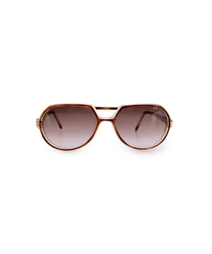 Empfohlener Verkaufspreis
Machen Sie eine Zeitreise mit dieser Vintage-Sonnenbrille von YVES SAINT LAURENT, einem seltenen Fund aus den späten 1970ern bis frühen 1980ern. Das Modell THOE fängt mit seinem warmen braunen Pilotenrahmen die Essenz des raffinierten Retro-Stils ein und schafft die perfekte Balance zwischen Kühnheit und Eleganz. Jeder Bügel ist als subtiles Statement-Piece mit dem kultigen YSL-Logo aus goldenem Metall und schwarzem Emaille verziert und zeigt die charakteristische luxuriöse Handwerkskunst des Maison. Diese in Frankreich gefertigte Sonnenbrille ist in Hellbraun gehalten. Zustandsbewertung: A – AUSGEZEICHNET. Zustandsdetails: Wenig verwendet. Gläser und Rahmen in ausgezeichnetem Zustand. Bitte sehen Sie sich die Bilder sorgfältig an. Einige zeigen Pfeile, die auf offensichtliche Mängel hinweisen. Bitte fragen Sie, wenn Sie weitere Einzelheiten benötigen oder Fragen haben. Ein generisches Etui ist immer enthalten. Bitte fragen Sie nach der Verfügbarkeit des Original-Etuis. Maximale Brillenbreite: 140 mm Brillenbügel: 140 mm Maximale Brillenglasbreite: 56 mm Maximale Brillenglasbreite: 43 mm Brillenstegbreite: 16 mm Maße: Breite: 140 mm Länge: 140 mm Höhe: 43 mm Bügellänge: 0 mm Bügelabstand: 0 mm