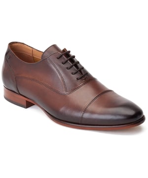 Verhoog je stijl met angelo van Base London, de leren formele schoen voor mannen die serieus zijn. Met een tijdloos Oxford-ontwerp, Ortholite-inlegzolen en kwaliteitsleer is angelo gedurfd en onvergetelijk.