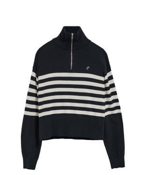 Der Strickpullover Jisoo für Damen kombiniert ein modernes und dynamisches Design. Er ist aus Baumwolle und Polyamid gefertigt und verfügt über einen Polokragen mit Reißverschluss, der ihm einen raffinierten Touch verleiht. Die kontrastierenden Streifen auf der Brust und den Ärmeln sowie das gestickte PC-Monogramm auf der Brust unterstreichen seinen vielseitigen Stil. Breitere Rippen an Kragen und Taille sorgen für eine perfekte, flexible Passform für jede Körperform.