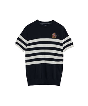 Der Strickpullover Harbour für Herren kombiniert Komfort und Stil in einem maritim inspirierten Design. Er ist aus weicher Baumwolle und leichtem Polyamid gefertigt und bietet ein leichtes und atmungsaktives Tragegefühl. Die reguläre Passform und der Rundhalsausschnitt sorgen für eine vielseitige Optik, während die gerippten Abschlüsse an Kragen, Ärmelbündchen und Taille einen bequemen Sitz gewährleisten. Das kontrastierende Streifendesign und das gestickte Wappen auf der Brust sind kultige Details aus unserer maritimen Kollektion. Das Design wird durch das seitliche Polo Club Etikett abgerundet, ideal für alle, die einen lässigen Look mit raffiniertem Touch mögen.