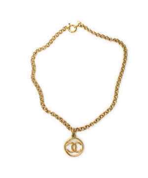 Chanel Modeschmuck Large CC Round Pendant Chain Necklace  Halskette und Gold Edelstahl ohne Nickel und Vergoldet hardware. Das Produkt ist auf in ausgezeichnetem Zustand (A).
  Kettenlänge: 0 cm
  Anhängerbreite: 0 cm
  Pendelhöhe: 0 cm 
  Zubehör inklusive: None
  
  BrandCo Paris hat seltene Artikel und die besten Konditionen zu unglaublichen Preisen vorgestellt. Geduld lohnt sich! Kaufen Sie mit Vertrauen: Alle Artikel von BrandCo Paris sind von unserem Expertenteam ausgewählt und authentisch.
  Alle Artikel enthalten ein Echtheitszertifikat und wurden von BrandCo Paris übernommen.
  Tabelle zur Klassifizierung des Artikelzustands
  N (wie neu)
  AA (perfekter Zustand)
  A (ausgezeichneter Zustand)
  AB (sehr guter Zustand)
  B (gut/mittelmäßig)