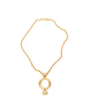 Chanel Bisutería Magnifying Glass Pendant Necklace  Collar en Oro Acero inoxidable sin níquel y Chapado en oro hardware. El producto esta en Perfectas Condiciones (AA).
  Longitud de la cadena: 0 cm
  Ancho del colgante: 0 cm
  Altura del colgante: 0 cm 
  Accesorios incluidos: 
  
  BrandCo Paris encuentra artículos raros y en las mejores condiciones a precios increíbles. ¡Vale la pena tener paciencia! Compra con confianza: todos los artículos de BrandCo Paris son seleccionados y autenticados cuidadosamente por nuestro equipo de expertos.
  Todos los artículos vienen con un certificado de autenticidad y un embalaje entregado por BrandCo Paris.
  Tabla de clasificación de la condición del artículo
  N (como nuevo)
  AA (perfecto estado)
  A (excelente estado)
  AB (muy buen estado)
  B (bueno/regular)