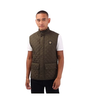 Zachte corduroy kraag.Sluiting met drukknopen middenvoor en kraagsluiting.Verstelbare tailleband met drukknopen.Twee grote zakken met drukknopen onderaan.Binnenzak met rits.Belstaff phoenix patch.Waterafstotend.