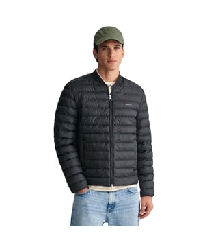 100% gerecycleerd polyester. Vulling: Gerecycled, Synthetisch. Ontwerp: Logo, Quilted. Stoftechnologie: Lichtgewicht, waterafstotend. Lichte vulling, gevoerd. Mouwtype: Met lange mouwen. Halslijn: Ribbel, Staande Kraag. Geschikt: Regelmatig. Zakken: 2 zijzakken, drukknoopsluiting, gelast. Bevestiging: Volledige ritssluiting. S: 38 in. M: 40 in. L: 44 in. XL: 48 in. XXL: 52 in. 3XL: 56 in.