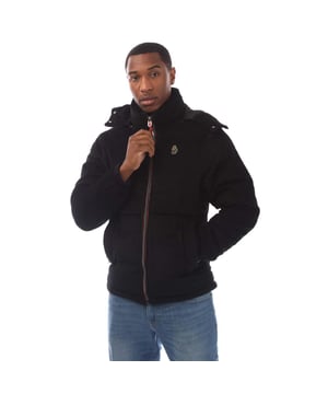 100% Polyester. Stof: Corduroy. Ontwerp: Chroomafwerking, Geborduurd Logo, Effen, Gequilt. Kinbeschermer, Contrasterende Rits, Ritsfitting. Neklijn: Met Kap. Mouwtype: Lange Mouwen. Manchet: Klittenbandsluiting. Kapfuncties: Afneembare Kap. Zakjes: 2 Voorkantzakken. Sluiting: Volledige Rits. XS: 36 in. S: 38 in. M: 40 in. XL: 44 in. XXL: 46 in.