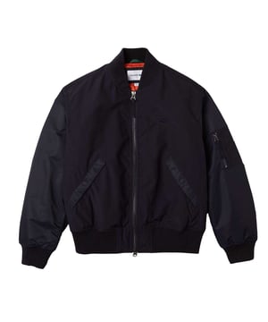 84% Polyester, 16% Katoen. Voering: Contrast. Ontwerp: Logo, eenvoudig. Mouwtype: Met lange mouwen. Halslijn: Ribbel, Staande Kraag. Manchet: Ribbel. Zakken: 2 zijzakken, 2 borstzakken, intern, drukknoopsluiting, 1 mouwzak, ritssluiting. Bevestiging: Volledige ritssluiting. Hem: Ribben. M: 40 in. M-L: 44 in. L-XL: 48 in.