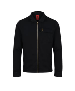 60% Baumwolle, 40% Polyester. Gewebe: Weiche Haptik. Design: Gesticktes Logo. Bündchen: Knopfdetail. Langärmlig. Schmal zulaufend, Trimm Detail. Schaftrand zum Umklappen. Taschenart: Zwei Seitentaschen, 1 Brusttasche, Klappenverschluss. Volle Länge. L: 107 cm. XL: 112 cm.