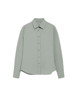 Dieses Damenhemd im Slim Fit verbindet Stil, Raffinesse und Funktionalität auf perfekte Weise. Es ist aus weicher Baumwollpopeline mit Garment-Dye-Behandlung gefertigt und eignet sich ideal für den Alltag oder für Freizeitoutfits. Der französische Kragen verleiht ihm einen Hauch von Raffinesse. Die Paspel an der Innenseite des Kragens ist in der gleichen Farbe wie das Kleidungsstück gefärbt, und die Seitennaht verleiht ihm einen raffinierten Touch, ohne den klassischen Stil zu verlieren. Die Logo-Knöpfe und das horizontal genähte Knopfloch sind das i-Tüpfelchen auf einem raffinierten und sorgfältigen Design. Gesticktes PC-Monogramm auf der Brust.