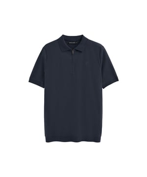 Werten Sie Ihren Stil mit unserem Poloshirt Esko auf, das für den anspruchsvollen urbanen Mann entworfen wurde. Dieses Kurzarm- Poloshirt bietet Komfort und Stil und eignet sich für eine Vielzahl von Anlässen. Regular Fit. Der Polokragen mit verdecktem Metallreißverschluss verleiht einen Hauch von Raffinesse. Gerippte Abschlüsse an Kragen, Ärmeln und Saum sorgen für eine optimale Passform. Das gestickte PC-Monogramm auf der Brust rundet das Design ab. Dieses Poloshirt ist ideal für einen lässigen Look mit Jeans oder für einen eleganteren Look mit Chinohose.