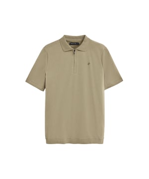 Werten Sie Ihren Stil mit unserem Poloshirt Esko auf, das für den anspruchsvollen urbanen Mann entworfen wurde. Dieses Kurzarm- Poloshirt bietet Komfort und Stil und eignet sich für eine Vielzahl von Anlässen. Regular Fit. Der Polokragen mit verdecktem Metallreißverschluss verleiht einen Hauch von Raffinesse. Gerippte Abschlüsse an Kragen, Ärmeln und Saum sorgen für eine optimale Passform. Das gestickte PC-Monogramm auf der Brust rundet das Design ab. Dieses Poloshirt ist ideal für einen lässigen Look mit Jeans oder für einen eleganteren Look mit Chinohose.