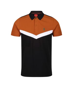 57% Katoen, 38% Polyester, 5% Elastaan. Stof: Pique. Ontwerp: Chevron, Colour Block, Geborduurd Logo. Halsuitsnijding: Geribd, Omgeslagen kraag. Manchet: Ribbel. Mouwtype: Korte mouwen. Stoftechnologie: Zacht. 3 knopenlijst. Geschikt: Regelmatig. 220gsm. XS: 36 in. S: 38 in. M: 40 in.