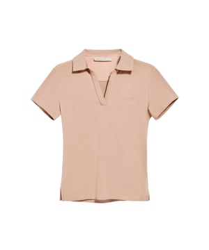 Das Damen-Poloshirt Pedraza aus Baumwolle zeichnet sich durch seine weiche, elegante Textur aus. Der Polokragen mit V-Ausschnitt sorgt für eine klassische Silhouette mit lässigem Charakter. Zwei Seitenschlitze sorgen für zusätzliche Bewegungsfreiheit. Ton-in-Ton-Detail an der Innenseite des Kragens. Das gummierte Polo Club Logo auf der Brust verleiht diesem Poloshirt einen besonderen Touch und macht es zu einer perfekten Wahl für jede Gelegenheit, von einem Freizeitausflug bis hin zu eleganteren Anlässen.