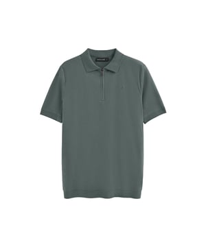 Werten Sie Ihren Stil mit unserem Poloshirt Esko auf, das für den anspruchsvollen urbanen Mann entworfen wurde. Dieses Kurzarm- Poloshirt bietet Komfort und Stil und eignet sich für eine Vielzahl von Anlässen. Regular Fit. Der Polokragen mit verdecktem Metallreißverschluss verleiht einen Hauch von Raffinesse. Gerippte Abschlüsse an Kragen, Ärmeln und Saum sorgen für eine optimale Passform. Das gestickte PC-Monogramm auf der Brust rundet das Design ab. Dieses Poloshirt ist ideal für einen lässigen Look mit Jeans oder für einen eleganteren Look mit Chinohose.