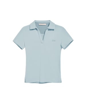 Das Damen-Poloshirt Pedraza aus Baumwolle zeichnet sich durch seine weiche, elegante Textur aus. Der Polokragen mit V-Ausschnitt sorgt für eine klassische Silhouette mit lässigem Charakter. Zwei Seitenschlitze sorgen für zusätzliche Bewegungsfreiheit. Ton-in-Ton-Detail an der Innenseite des Kragens. Das gummierte Polo Club Logo auf der Brust verleiht diesem Poloshirt einen besonderen Touch und macht es zu einer perfekten Wahl für jede Gelegenheit, von einem Freizeitausflug bis hin zu eleganteren Anlässen.