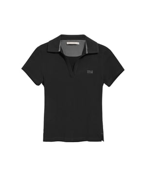 Das Damen-Poloshirt Pedraza aus Baumwolle zeichnet sich durch seine weiche, elegante Textur aus. Der Polokragen mit V-Ausschnitt sorgt für eine klassische Silhouette mit lässigem Charakter. Zwei Seitenschlitze sorgen für zusätzliche Bewegungsfreiheit. Ton-in-Ton-Detail an der Innenseite des Kragens. Das gummierte Polo Club Logo auf der Brust verleiht diesem Poloshirt einen besonderen Touch und macht es zu einer perfekten Wahl für jede Gelegenheit, von einem Freizeitausflug bis hin zu eleganteren Anlässen.