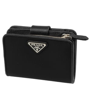 Material: 100 % Nylon

Lederdetail
Münzfach
Emailliertes Dreieck-Logo aus Metall auf der Vorderseite
Länge: 12 cm, Breite: 2,5 cm, Höhe: 9,5 cm
Hergestellt in der Türkei
Geschlecht: DAMEN
Produktcode: 1ML018UZ0_F0002
Barcode: 9990003242001
Code: ACC PR 2 WA SS25 13543
Maße: Breite: 25 mm, Länge: 120 mm, Höhe: 95 mm, Riemenlänge: 0 mm, Griffhöhe: 0 mm