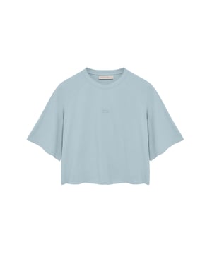 Dieses kurzärmlige Damen-T-Shirt ist die neue Definition von Komfort und Stil, dank seiner Boxy Fit-Passform, die für einen relaxten und schmeichelhaften Sitz sorgt. Die samtige Baumwolle mit einer dichteren Grammatur garantiert eine höhere Widerstandsfähigkeit und einen strukturierten Fall. Die Ranglanärmel bieten Bewegungsfreiheit und einen lässigen Look. Das innenseitige, Ton-in-Ton gehaltene Nahtband fügt ein exklusives Detail hinzu, während das gestickte Polo Club-Logo auf der Brust seinen zeitlosen Charakter unterstreicht. Kombinieren Sie es mit unserer kurzen Jogginghose aus Baumwolle für einen sportlichen Look oder mit einer Jeans für ein raffinierteres Outfit.