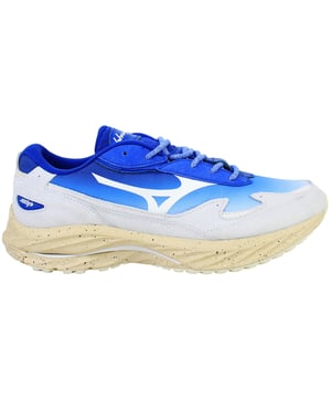 The Mizuno x Hiroshi Nagai Wave Rider Beta Men’s Blue Trainers are a vibrant blend of art and athletic heritage. Inspired by the dreamy, nostalgic landscapes of Japanese illustrator Hiroshi Nagai, this limited-edition release features a striking gradient upper, premium materials, and Mizuno’s iconic Wave Rider comfort. With City Pop influence and running DNA, these trainers are designed to stand out in both style and comfort.
Key Features
Gradient Blue Mesh Upper

Inspired by Nagai’s oceanic artwork, offering a smooth transition of colour and visual depth.

Suede Overlays

Soft grey suede adds structure and a retro running silhouette.

Wave Rider Midsole Cushioning

Provides lightweight comfort and responsiveness, ideal for all-day wear.

Speckled Beige Midsole Design

Mimics sandy textures for a subtle beach-inspired look.

Hiroshi Nagai Penguin Logo

Custom heel branding that marks this special-edition collaboration.

Rubber Outsole

Durable and grippy for everyday traction.

Padded Collar and Tongue

Enhances comfort and ankle support with a snug fit.