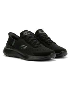 Erleben Sie mühelosen, flexible Komfort mit den Skechers Hands Free Slip ins®: Bounder 2.0   Emerged. Dieser leichte, veganfreundliche Sneaker ist mit einem atmungsaktiven, technischen Mesh Obermaterial und einem Stretch Schnürsystem an der Vorderseite für bequeme, mühelose Anwendung ausgestattet. Er verfügt über das exklusive Slip ins® geformte Fersenpaneel von Skechers mit Heel Pillow™ Technologie für eine sichere, gepolsterte Passform und ist mit einer Skechers Air Cooled Memory Foam® Einlegesohle für langanhaltenden, ganztägigen Komfort versehen.