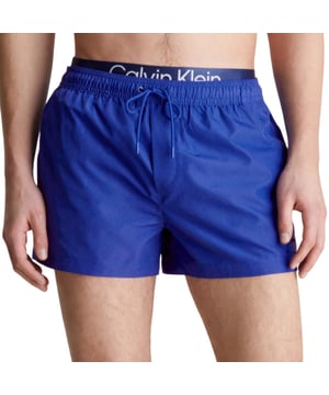 100% gerecycleerd polyester. Voering: Gaas. Ontwerp: Logo. Zakken: 2 Zijzakken. Bevestiging: Pull-On. Splitjes opzij. Geschikt: Regelmatig. Taille: Dubbele tailleband, koord, elastisch.