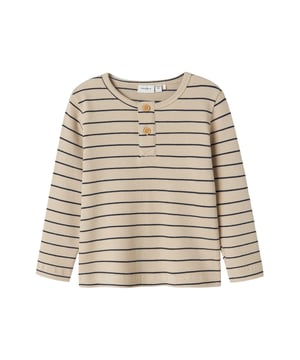 In diesem Pullover fühlst du dich rundum wohl! Das gestreifte Design bringt frischen Wind in deinen Look, während die normale Passform und die klassische Länge für ein bequemes Tragegefühl sorgen. Der abgerundete Saum verleiht dem Pullover eine lässige Note, und die überschnittenen Schultern sorgen für extra Bewegungsfreiheit. Die Knopfleiste mit zwei Knöpfen vorn macht das An- und Ausziehen kinderleicht. Das gewebte Label innen rundet den Look ab und sorgt für angenehmen Tragekomfort – ein echtes Lieblingsstück für jeden Tag!