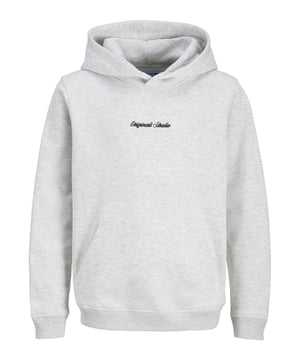 In diesem Hoodie fühlst du dich den ganzen Tag rundum wohl. Die normale Passform gibt dir genug Bewegungsfreiheit – perfekt für Schule, Freizeit oder einfach zum Chillen. Die weiche Innenseite sorgt für ein extra angenehmes Tragegefühl. Die Kapuze schützt dich bei Wind und sieht dabei super lässig aus. In der Kängurutasche kannst du deine Hände wärmen oder kleine Dinge verstauen. Die elastischen Rippbündchen an Ärmeln und Saum halten den Hoodie dort, wo er hingehört. Die kleine Stickerei auf der Vorderseite verleiht dem Look das gewisse Etwas. Du kannst ihn easy mit Jeans oder Jogginghose kombinieren. Der Hoodie passt zu jedem Tag und jedem Abenteuer. Ein cooles Basic, das in deinem Kleiderschrank nicht fehlen darf!